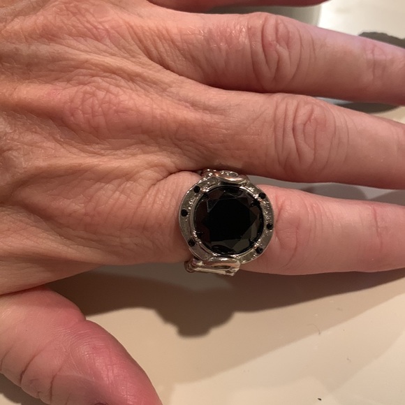 Black stone stretch ring - Picture 2 of 3